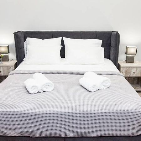 E Spacious Cornered Brand New Studio Apartment E Атина Екстериор снимка