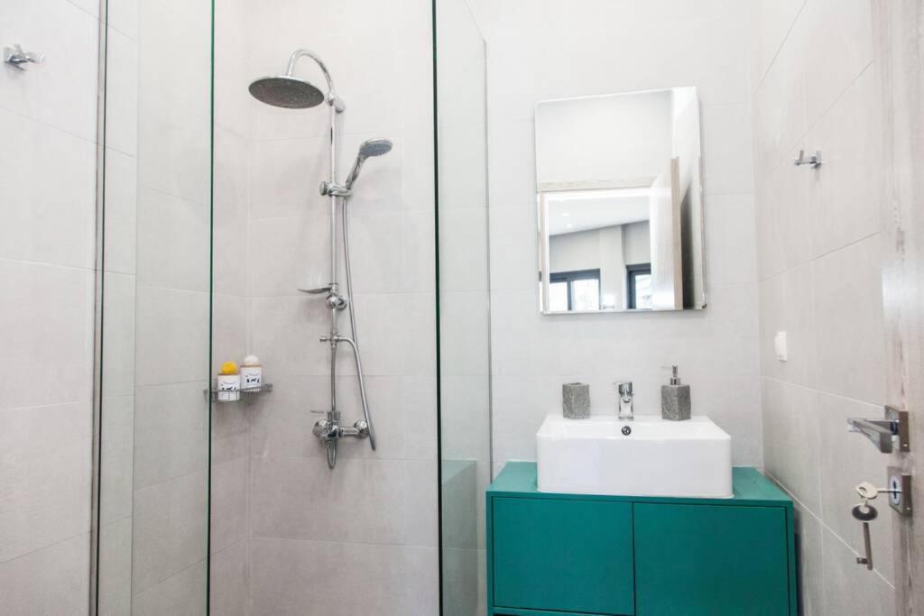 E Spacious Cornered Brand New Studio Apartment E Атина Екстериор снимка